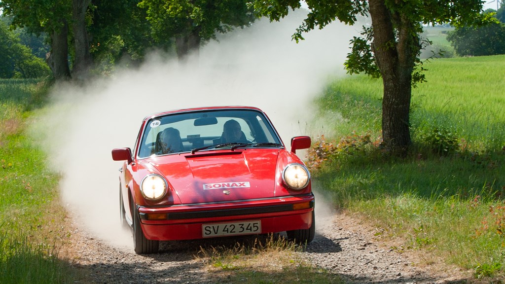 Anni og Kurt Andersen fra Tåsinge, her i deres velholdte Porsche 911 Targa.
(Foto: rallypics.dk-Viggo Johansen)